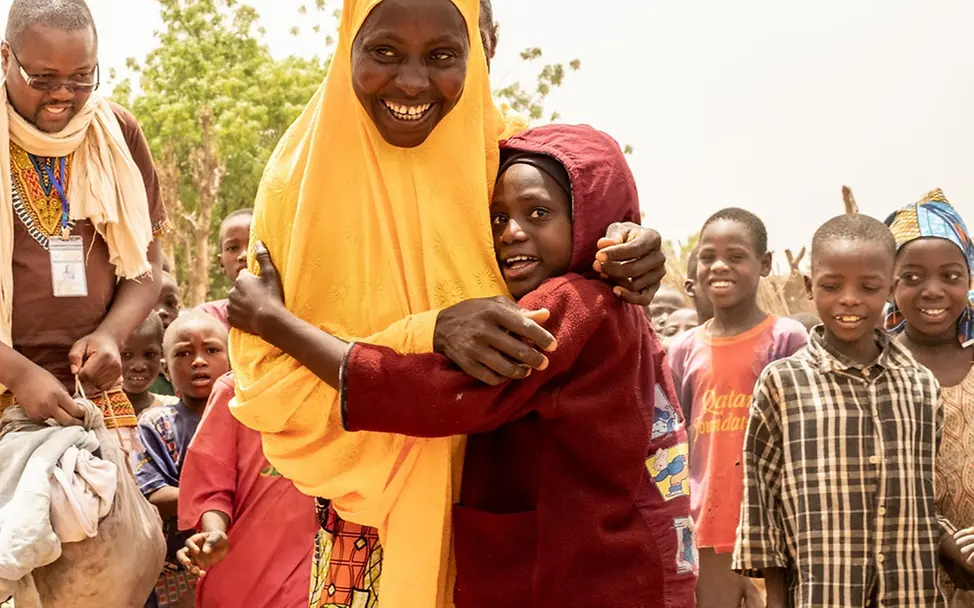 Daoussiya und ihre Mutter sind wieder vereint. | © UNICEF/Gilbertson VII Photo Daoussiya und ihre Mutter sind wieder vereint.