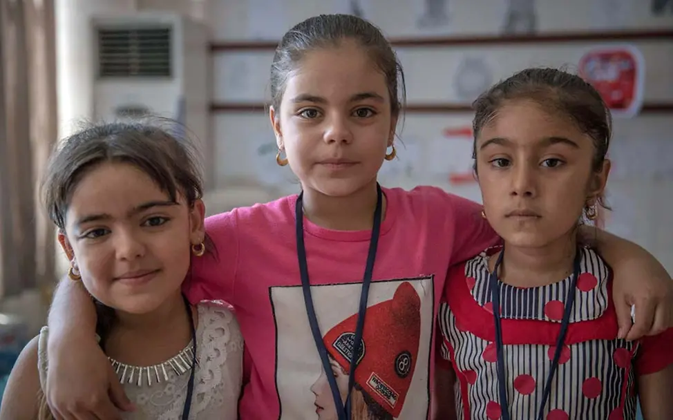 Freude am Lernen: Diese Mädchen kommen gerne ins Lernzentrum | © UNICEF/Anmar Freude am Lernen: Diese drei Mädchen kommen gerne ins Lernzentrum Kirkuk