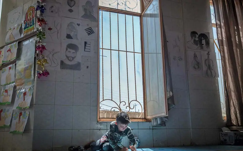 Abdulrahman liebt es zu malen und so zur Ruhe zu kommen. | © UNICEF/Anmar Der 8-jährige Abdulrahman liebt es zu malen.