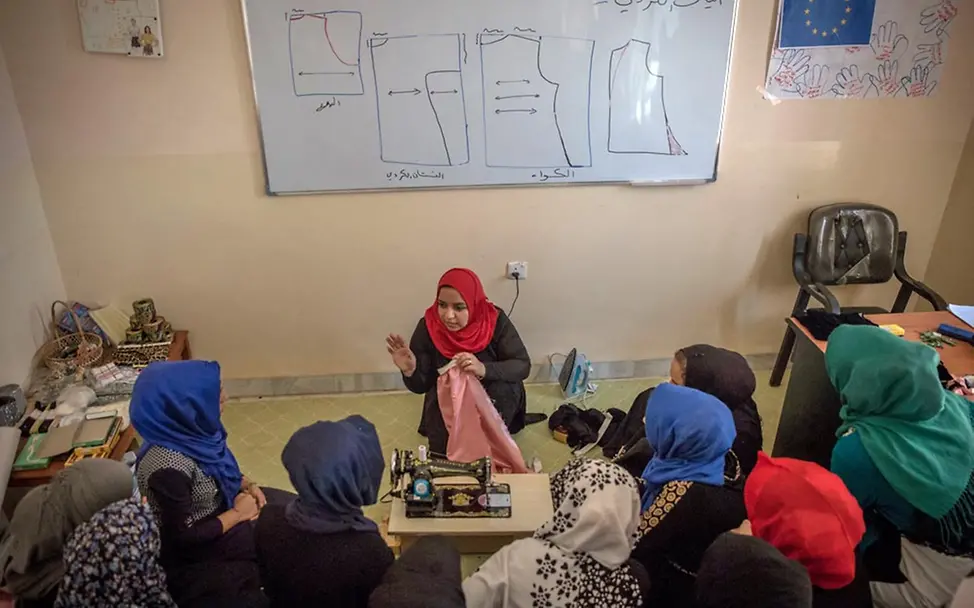 Junge Frauen lernen in Kursen das Nähen und Schneidern. | © UNICEF/Anmar Mehr Bildung: Junge Frauen lernen nähen und schneidern.
