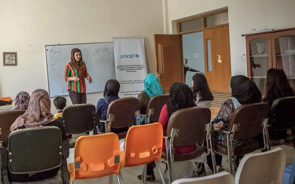 Jugendliche erhalten im Youth Center Informationen zu lebensnahen Themen. | © UNICEF/Anmar Das Youth Center ist ein sicherer Ort für die Jugendlichen, um sich zu informieren.