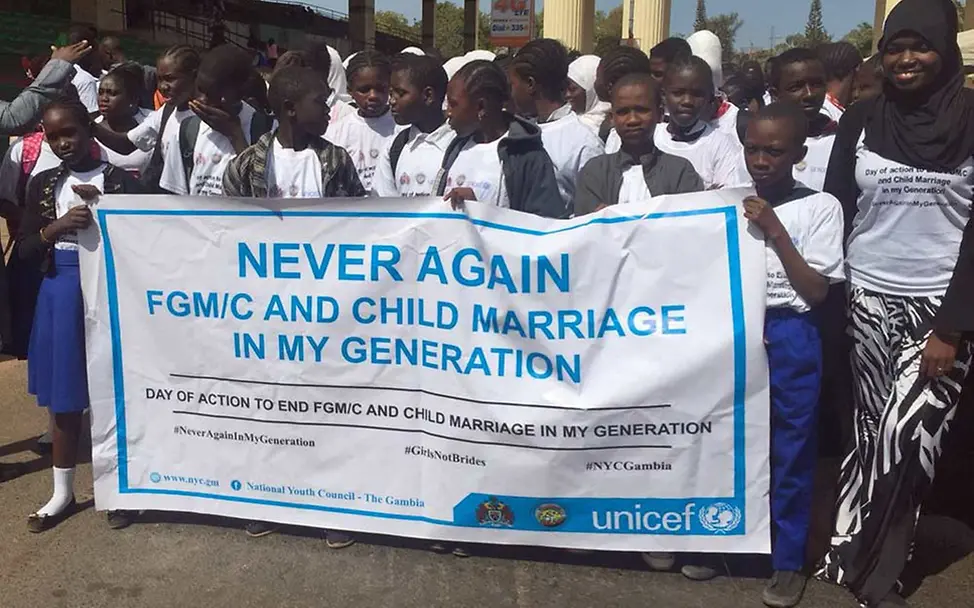 Gambia: Jugendliche demonstrieren gegen Mädchenbeschneidung | © The Gambia National Youth Council Genitalverstümmelung in Gambia: Demo gegen Mädchenbeschneidung und Kinderheirat