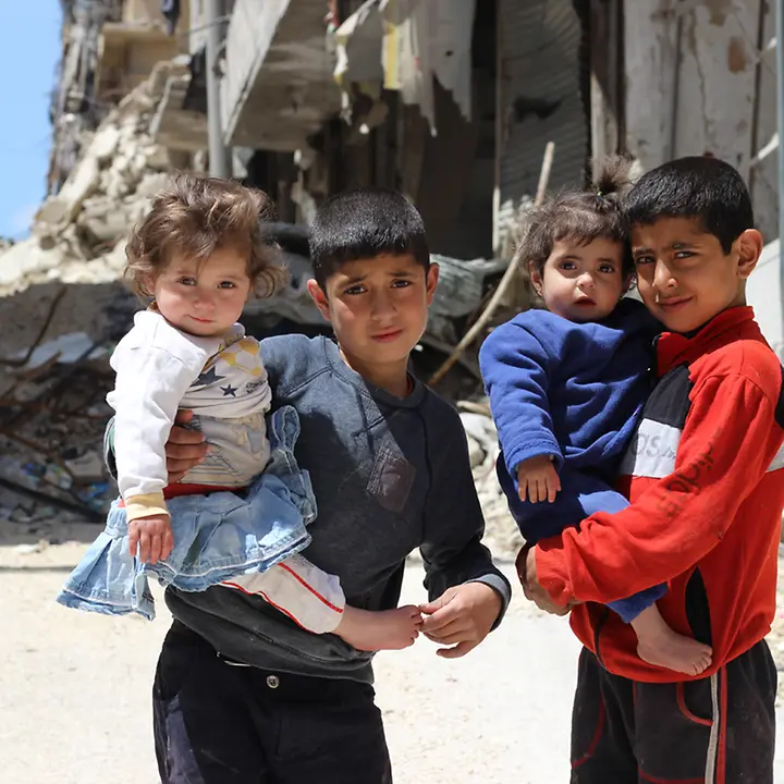 Syrien: Vier Kinder in den Trümmern von Aleppo