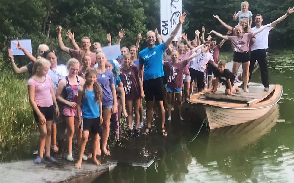 Lukas mit Kindern aus dem Voltigiercamp in Nyköping | © UNICEF/Sentner #träumesindgrenzenlos: Lukas mit Kindern aus dem Voltigiercamp in Nyköping.