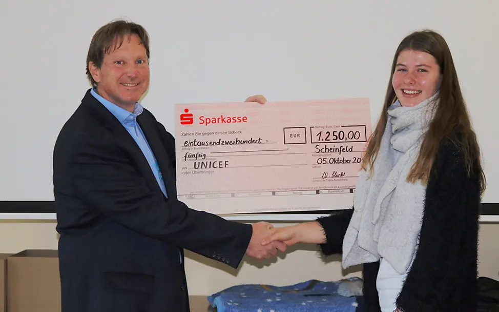 Scheckübergabe am Gymnasium in Scheinfeld Scheckübergabe am Gymnasium in Scheinfeld