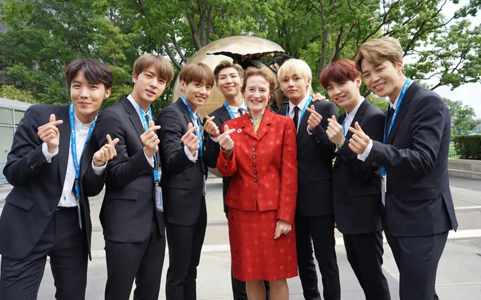 Die Bangtan Boys engagieren sich für UNICEF | © UNICEF/UN0237877/Nesbitt Die Bantang Boys (BTS) zusammen mit UNICEF-Exekutivdirektorin Henrietta Fore
