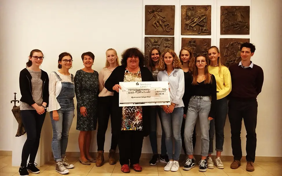 Scheckübergabe durch Schülergruppe © Gymnasium Seligenthal Scheckübergabe durch Schülergruppe © Gymnasium Seligenthal