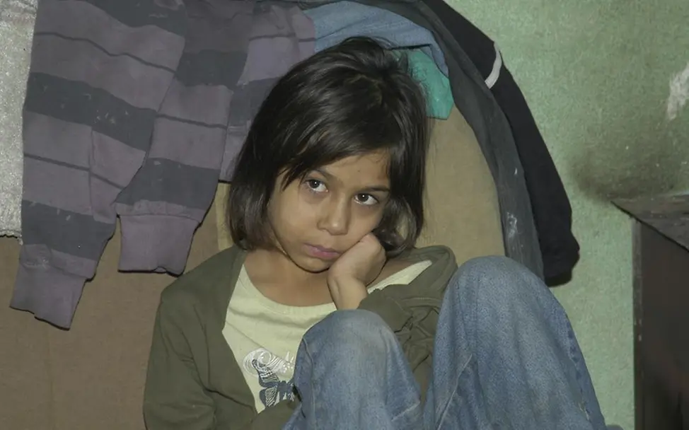 Mädchen im Roma-Flüchtlingslager Leposavic | © UNICEF/Lena Dietz Kosovo: Mädchen im Roma-Flüchtlingslager Leposavic