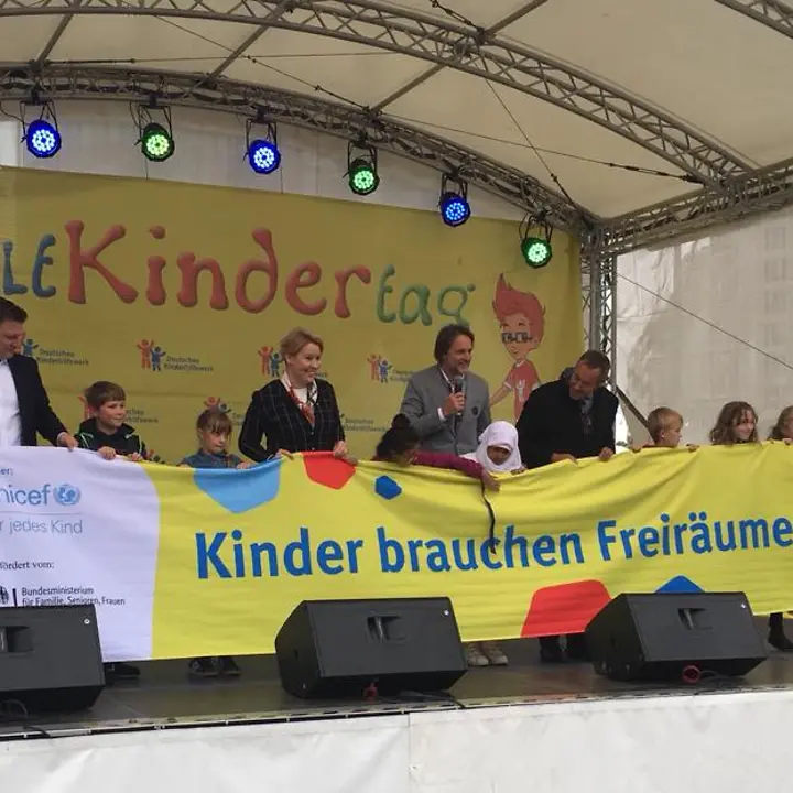 Kinder brauchen Freiräume © UNICEF Berlin Weltkindertag: Bühnenprogramm am Weltkindertag in Berlin. Es wird ein großes Banner gehalten.