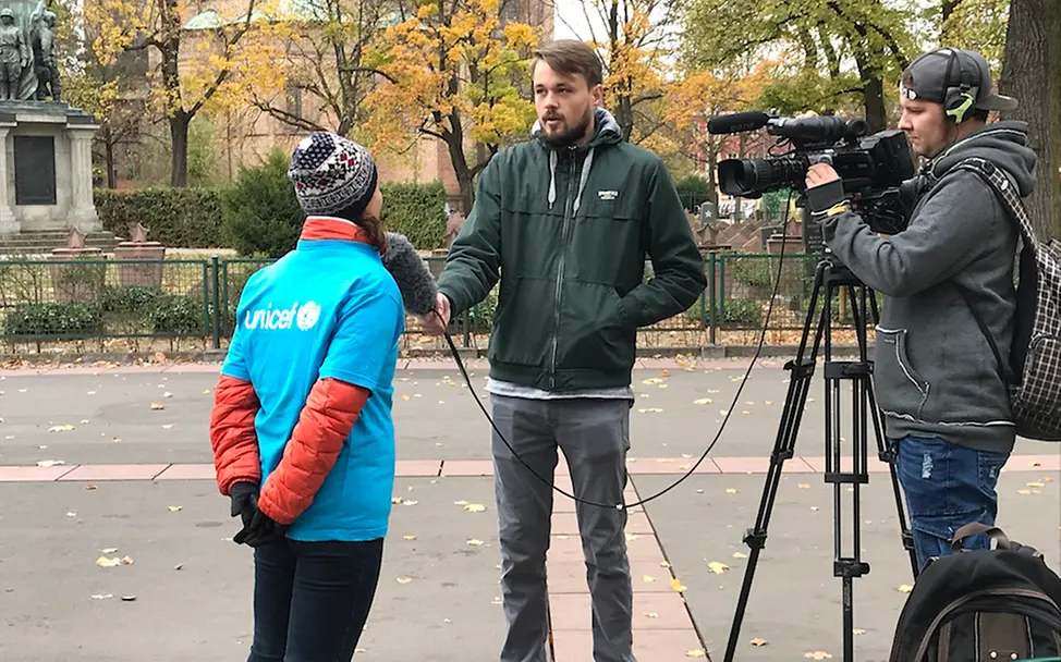 Bianca Krakkai, Leiterin der AG, im Interview mit PotsdamTV  | © UNICEF Potsdam/Schrödelsecker