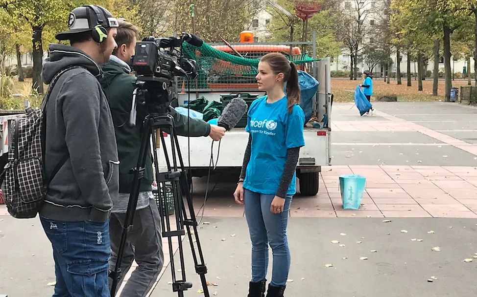 Mara Metzger, UNICEF-Hochschulgruppe Potsdam, im Interview mit PotsdamTV  | © UNICEF Potsdam/Schrödelsecker