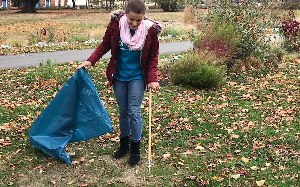 Ehrenamtliche bei der Dreck-Weg-Aktion | © UNICEF Potsdam/Schrödelsecker