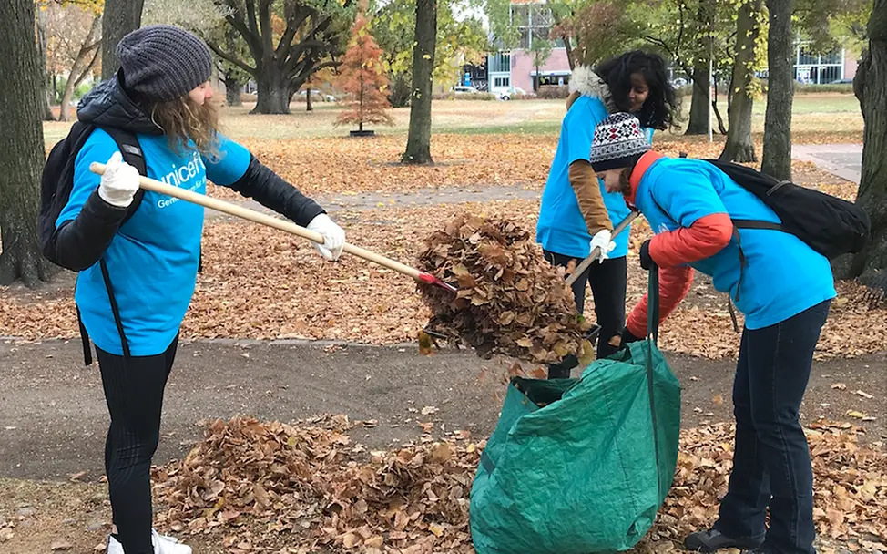 Ehrenamtliche bei der Dreck-Weg-Aktion | © UNICEF Potsdam/Schrödelsecker