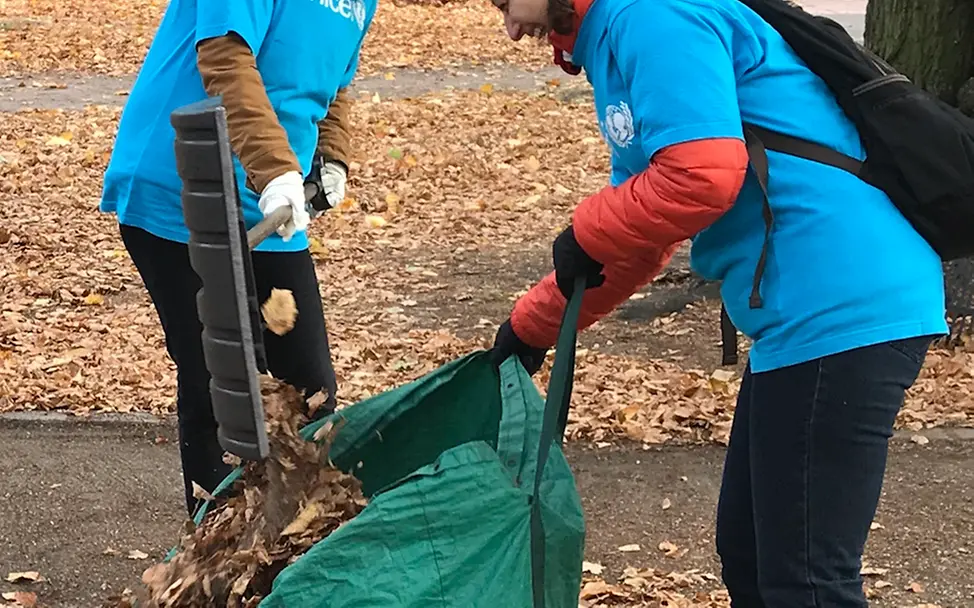 Ehrenamtliche bei der Dreck-Weg-Aktion | © UNICEF Potsdam/Schrödelsecker