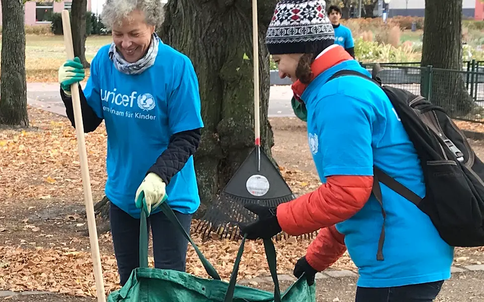 Ehrenamtliche bei der Dreck-Weg-Aktion | © UNICEF Potsdam/Schrödelsecker