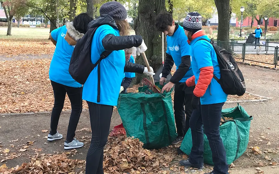 Ehrenamtliche bei der Dreck-Weg-Aktion | © UNICEF Potsdam/Schrödelsecker