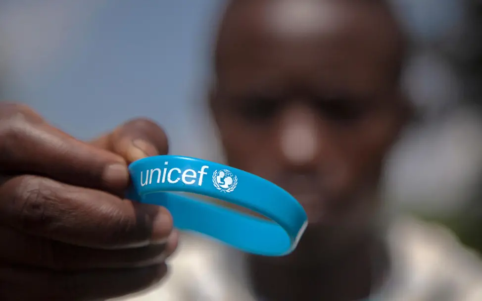 Dieudonne (Name geändert) hält sein UNICEF-Armband | © UNICEF/Naftalin Ebola im Kongo: Dieudonne (Name geändert) hält sein UNICEF-Armband