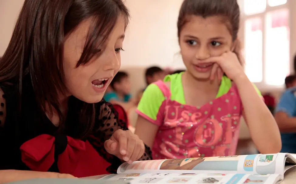 Bildungsgerechtigkeit ist laut UNICEF der Schlüssel für einen fairen Start ins Leben. | © UNICEF Ein Mädchen liest im Unterricht vor.