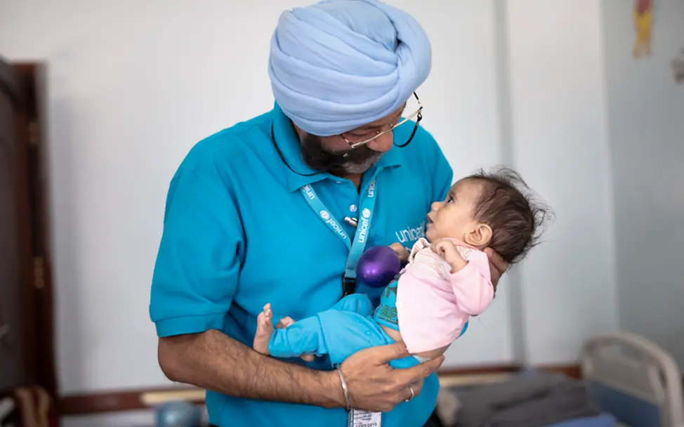 Dr Karanveer Singh hält im Jemen ein Baby im Arm | © UNICEF Yemen/2018/Gabreez Production Jemen Mangelernährung: Dr Karanveer Singh ist Leiter des UNICEF-Ernährungsprogramms