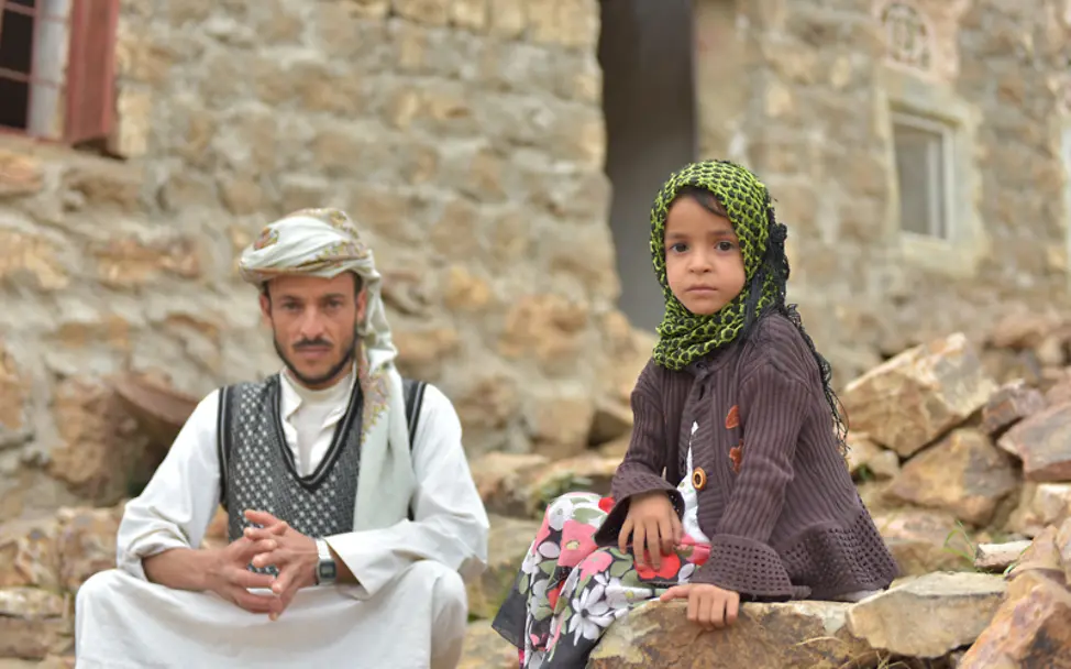 Monira aus dem Jemen mit ihrem Vater | © UNICEF Yemen/Al-Awami Hunger im Jemen: Ihr Vater hatte große Angst um Monira