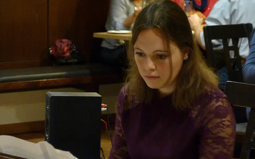 Debora Hatz am E-Piano © UNICEF-AG Landshut/Karin Erbe