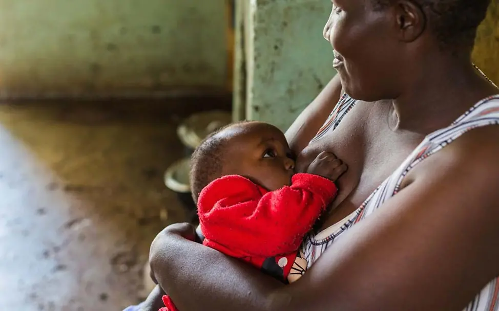 Eine Mutter in Kenia stillt ihre Tochter. | © UNICEF/Appleton Muttermilch ist die perfekte Nahrung für Neugeborene.
