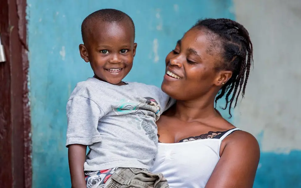 Hunger überstanden: Eine Mutter in Liberia ist glücklich, dass es ihrem Sohn besser geht | © UNICEF/Akash Hunger: Mütter setzen sich für das Leben ihrer Kinder ein.