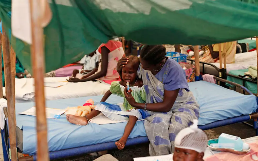 Südsudan: Eine Mutter füttert ihre mangelernährte Tochter. | © UNICEF/Campeanu Eine Mutter füttert ihre Tochter in einem Krankenhaus.