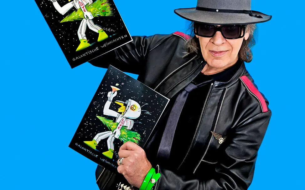 Udo Lindenberg mit seiner neu gestalteten Weihnachtskarte „Galaktische Weihnachten“ | © Tine Acke Udo Lindenberg mit seiner neu gestalteten UNICEF-Weihnachtskarte „Galaktische Weihnachten“.
