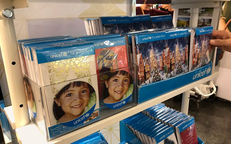 karstadt-schwabing-grusskartenstand © Jennifer Jennings