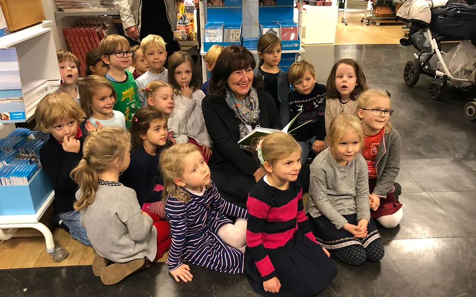 Karstadt Schwabing Petra Reiter mit Kinderchor © Jennifer Jennings