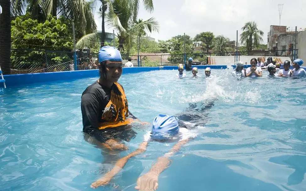 Schwimmenlernen in Bangladesch Bangladesch: Schwimmenlernen (© UNICEF/BANA2013-00801/Khan)