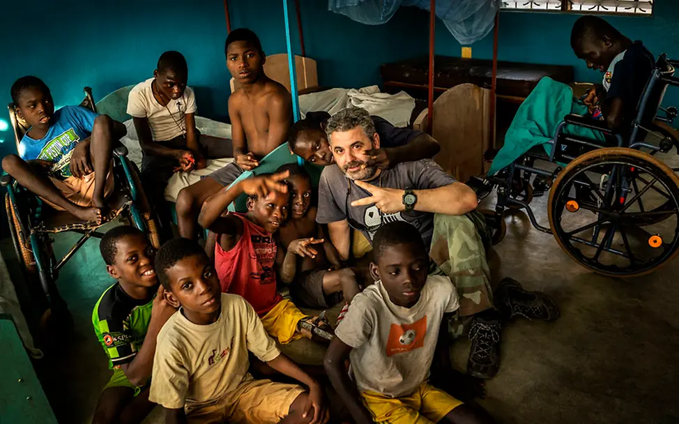 Antonio Aragón Renuncio im „Saint Louis Orione Zentrum“ in Togo | © Antonio Aragón Renuncio Der Preisträger des Foto des Jahres-Wettbewerbs inmitten von Kindern