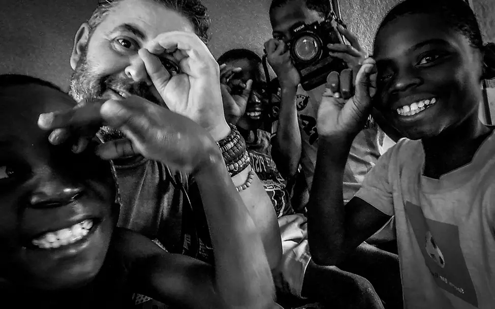 Antonio spielt mit den Kindern im „Saint Louis Orione Zentrum“ | © Antonio Aragón Renuncio Togo: Antonio bei einem seiner Besuche im „Saint Louis Orione Zentrum“