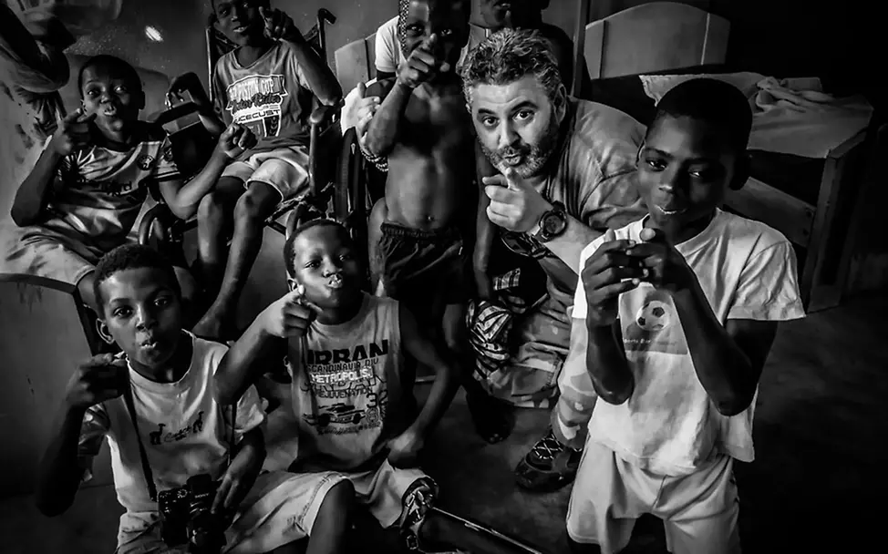 Die Kinder freuen sich über die Besuche des Fotografen | © Antonio Aragón Renuncio Togo: Antonio posiert mit ein paar Jugendlichen