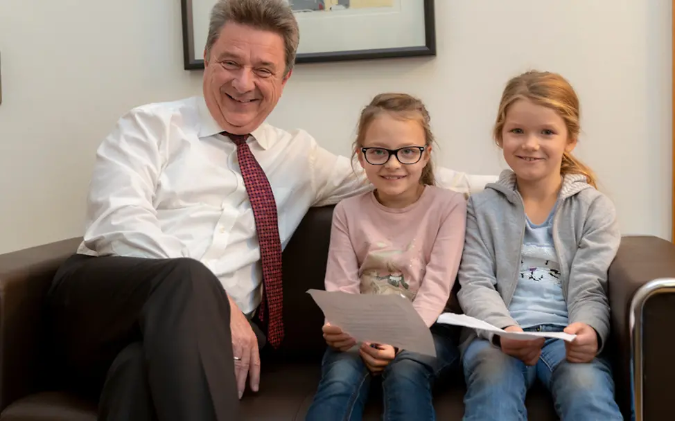 Foto Dr. Trümper mit Greta (Mi) und Mia (re)