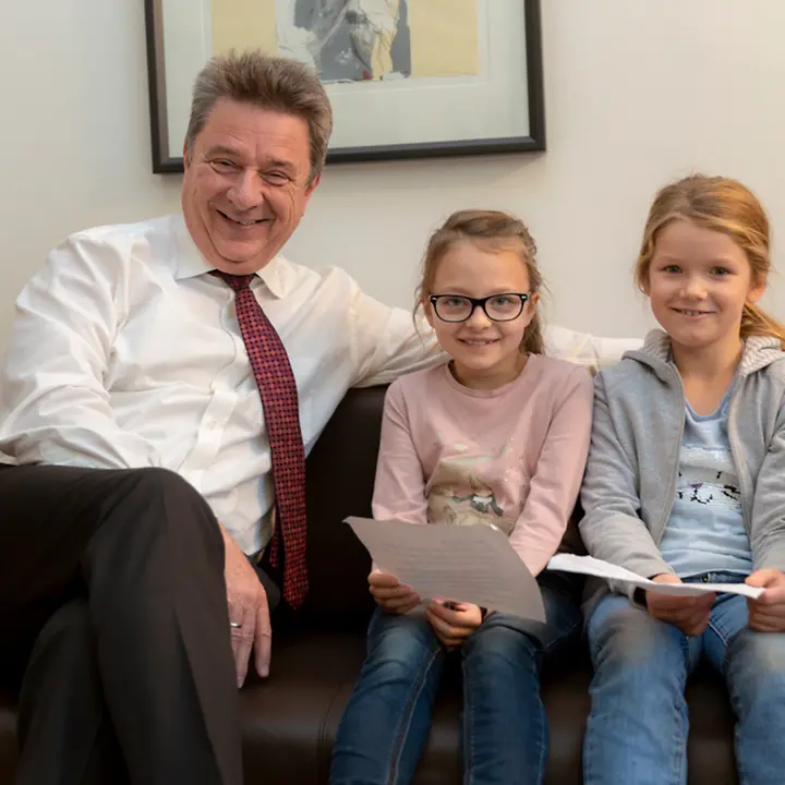 Foto Dr. Trümper mit Greta (Mi) und Mia (re)