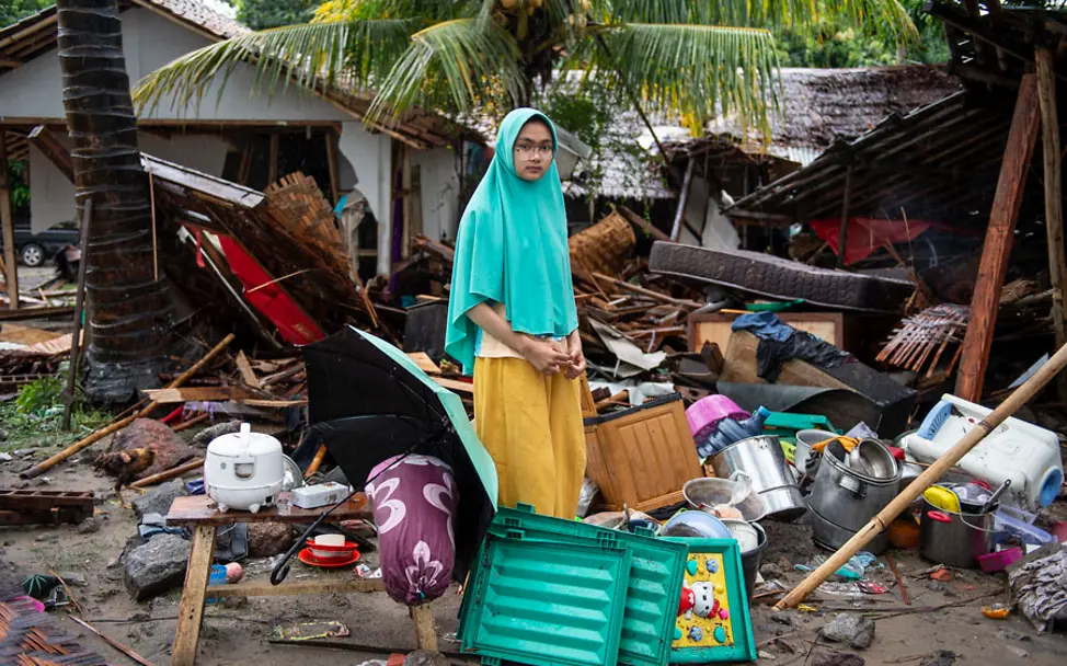 Zerstörungen nach dem Tsunami auf Indonesien | © UNICEF/Arimacs Wilander Tsunami Indonesien: Mädchen vor Trümmern