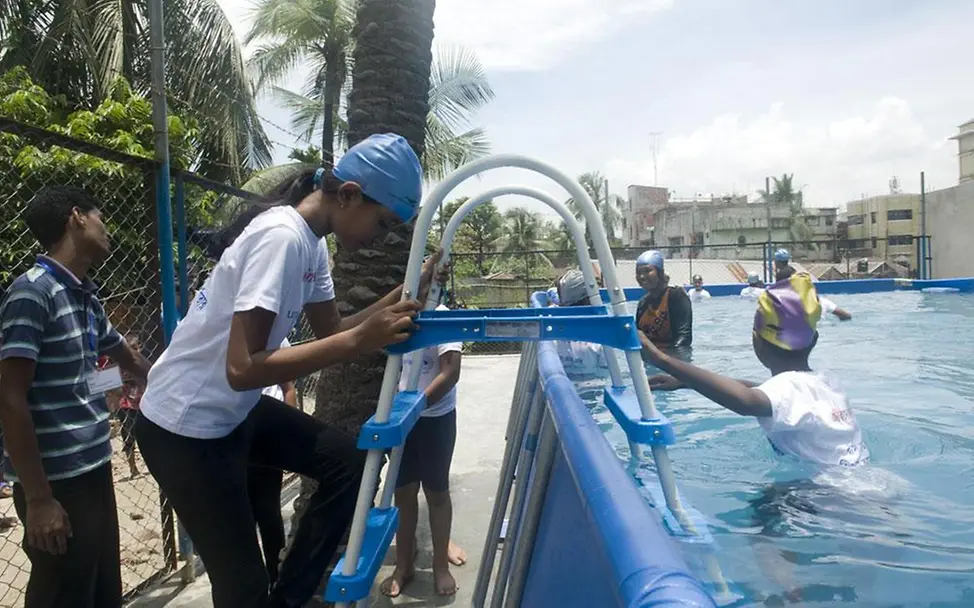 Schwimmenlernen in Bangladesch Bangladesch: Schwimmenlernen (© UNICEF/BANA2013-00801/Khan)