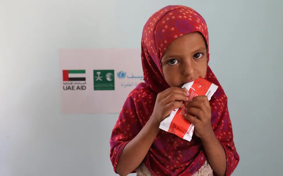 Jemen: Ein mangelernährtes Mädchen hat Spezialnahrung erhalten