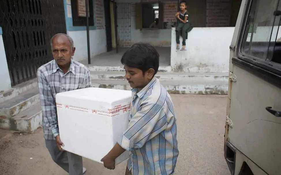 Männer transportieren die Impfstoffe kühl und sicher (© UNICEF/NYHQ2012-1646/Pietrasik)