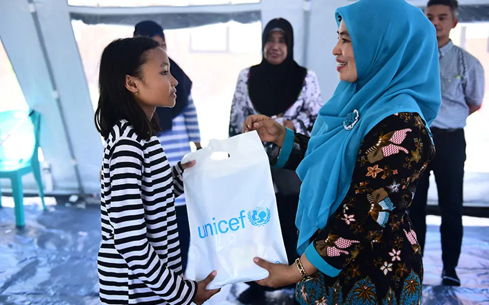 Sulawesi: Sophia bekommt von der Direktorin ihre neuen Schulsachen.