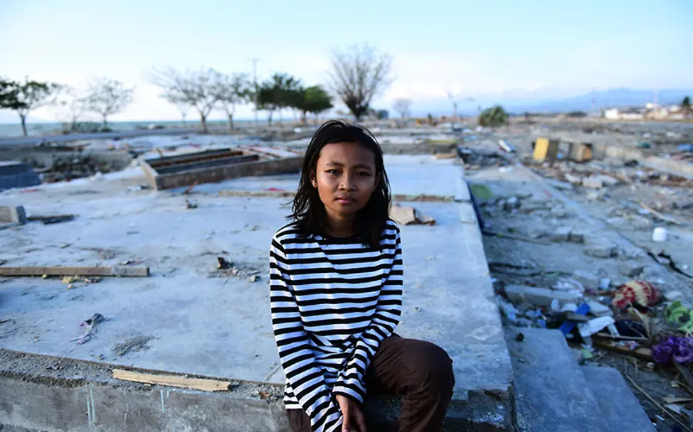 Tsunami Indonesien: Sophia sitzt zwischen den Trümmern ihres Zuhauses.