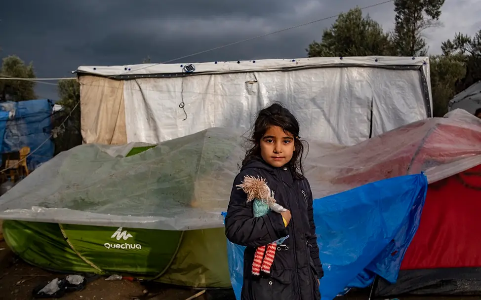 Ein Mädchen steht vor einem Zelt im Flüchtlingscamp Moria auf Lesbos. | © UNICEF/Haviv VII Photo Griechenland: Ein Mädchen steht vor Zeltunterkünften