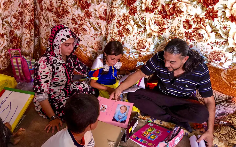 Muhammed ist erneut zu Besuch bei Zahra und ihrer Familie. | © Rosanna Wijngaards Zahra und ihre Geschwister packen das Paket aus Deutschland aus.