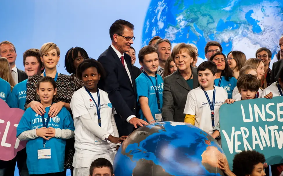 Beim Zukunftscharta-Forum 2014 stellen Jugendliche der Gruppe „WorldWeWant“ ihr Projekt vor | © GIZ/Thomas Ecke Beim Zukunftscharta-Forum 2014 stellen Jugendliche der Gruppe „WorldWeWant“ ihr Projekt vor