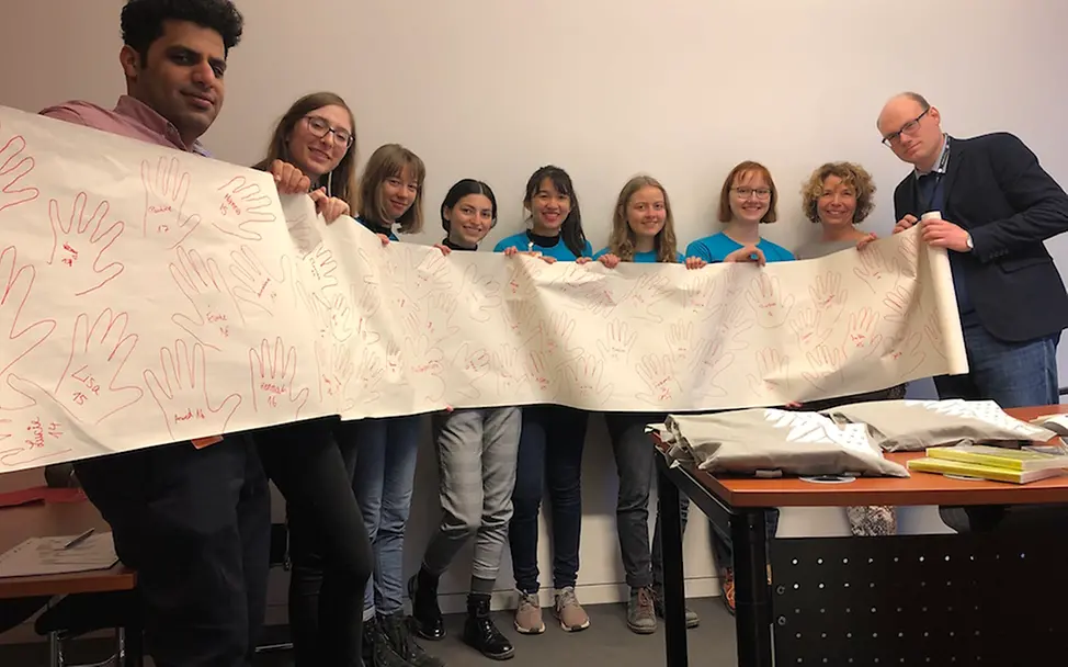 Übergabe der gesammelten Hände im Bundestag | © Team Manja Schüle/Eric Mülling