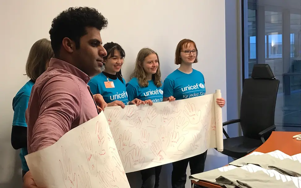 Übergabe der gesammelten Hände im Bundestag | © UNICEF Potsdam/2019/Schrödelsecker