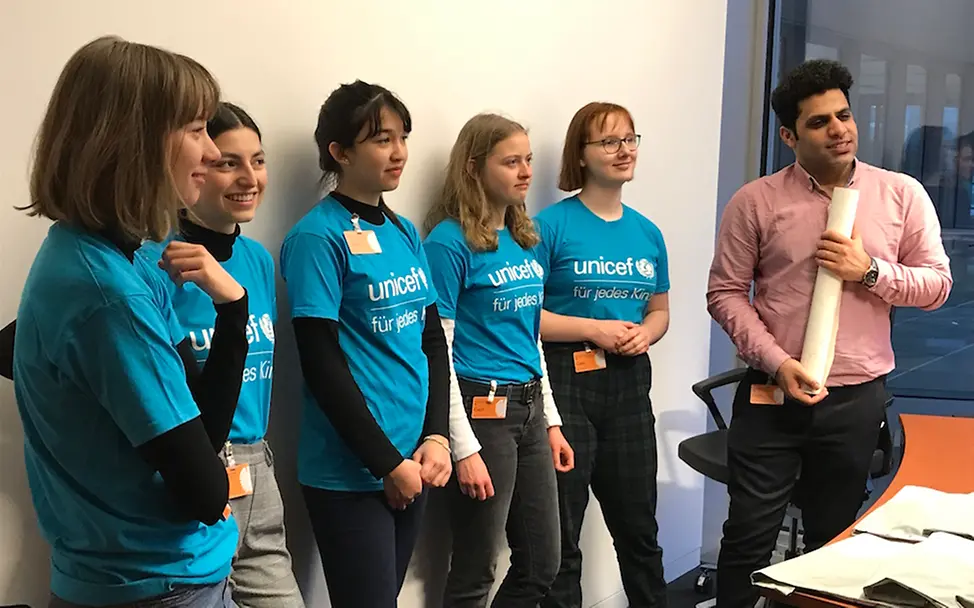 Übergabe der gesammelten Hände im Bundestag | © UNICEF Potsdam/2019/Schrödelsecker