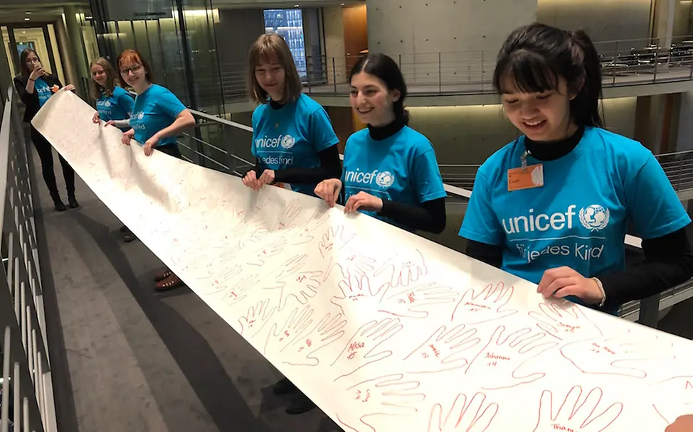 Übergabe der gesammelten Hände im Bundestag | © Team Manja Schüle/Eric Mülling